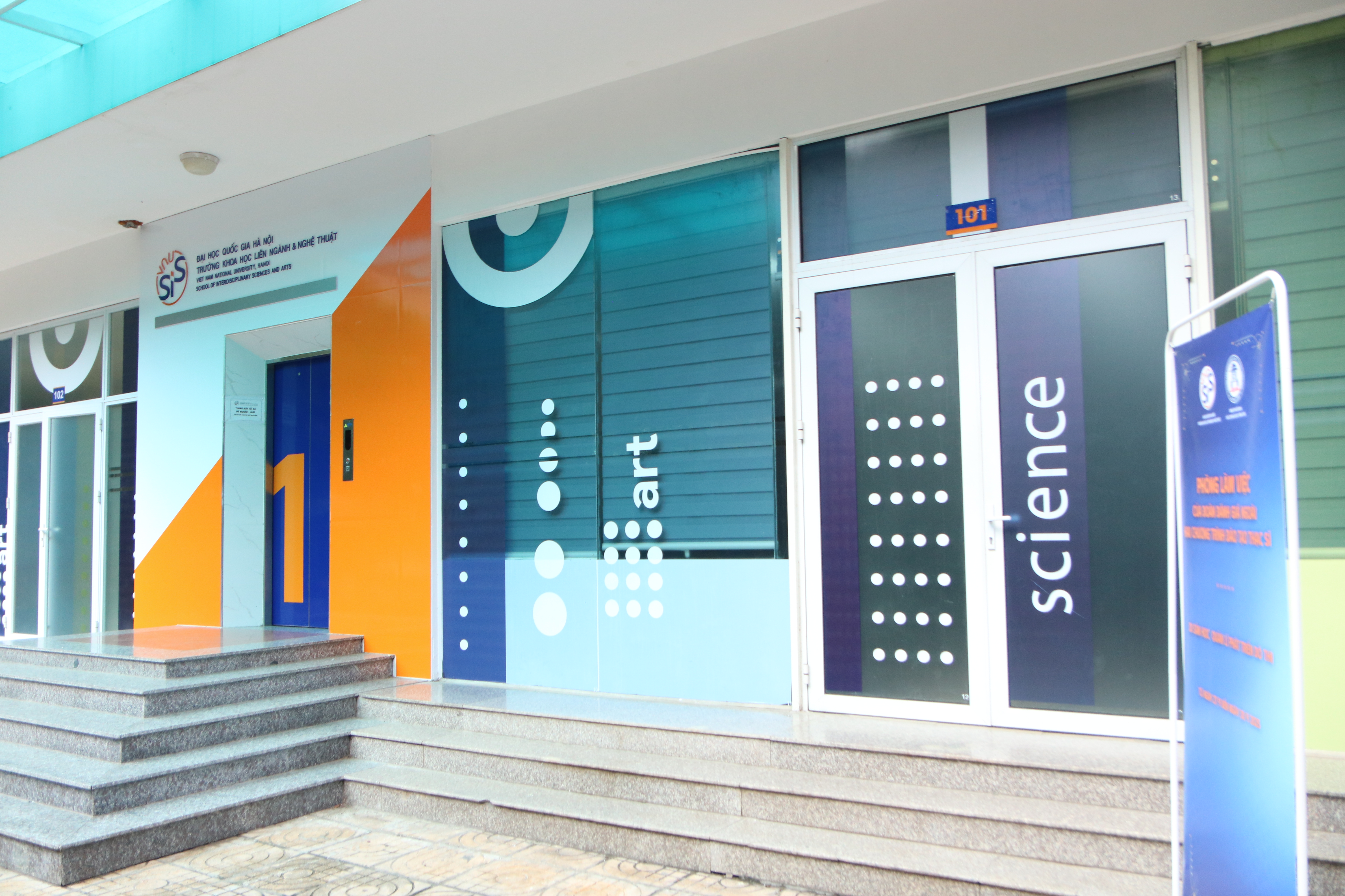 Giảng đường Mỹ Đình dành cho khối ngành Quản trị, cùng với sự đồng hành của các phòng chức năng: Phòng ĐT&CTSV; Phòng KT&BĐCLGD, các văn phòng Khoa: Khoa CNVH&DS; Khoa QT&KTST; Văn Phòng Đoàn